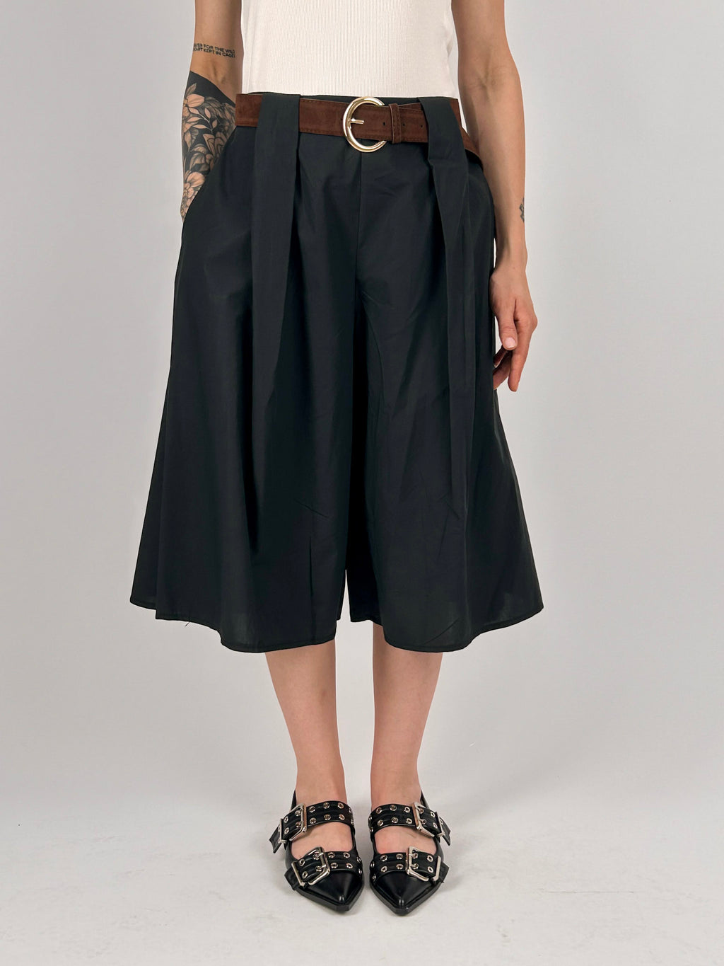 Bermuda donna ampio nero con cintura coordinata - vista frontale