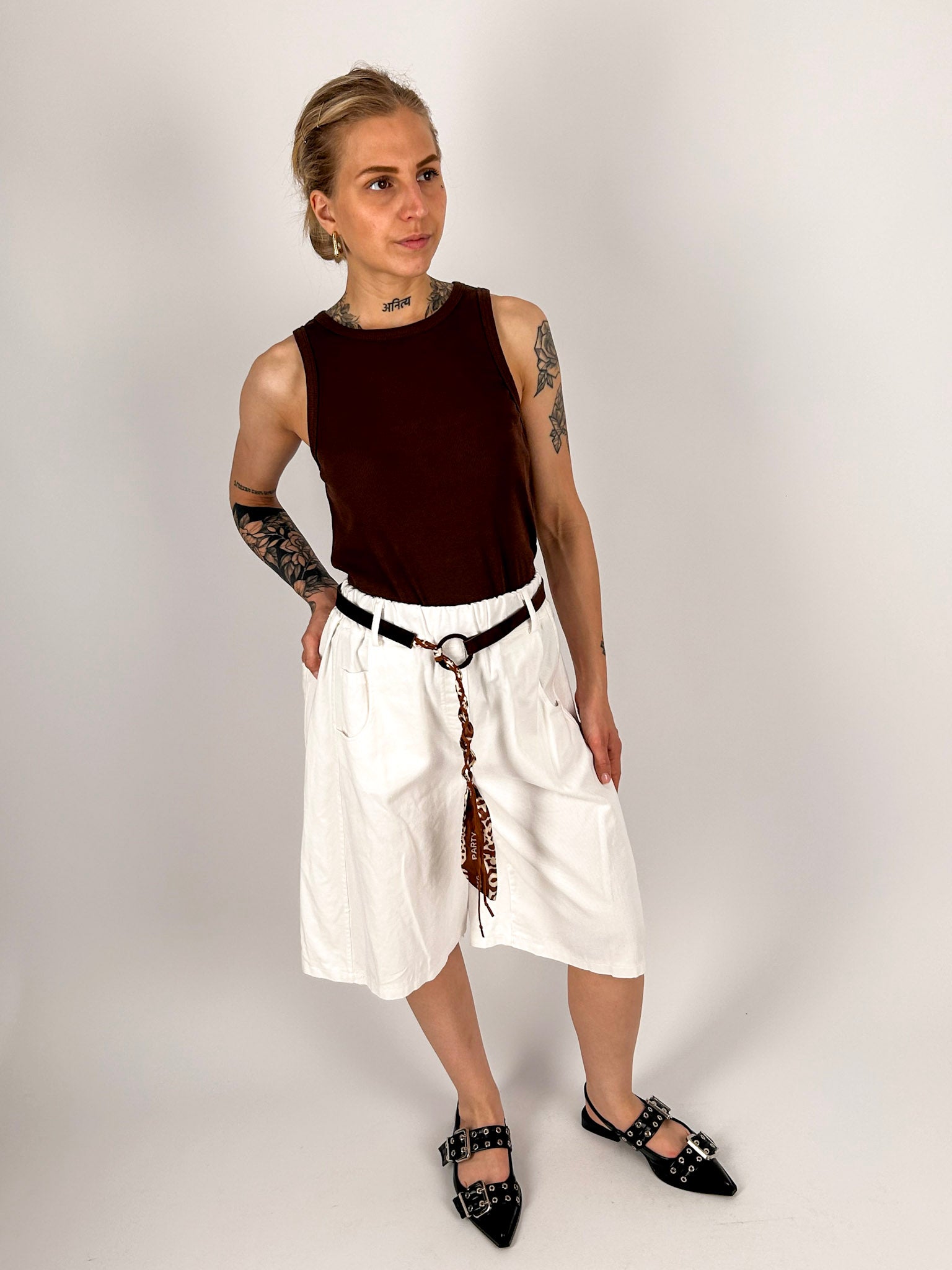 Bermuda donna bianco in lyocell e cotone con cintura e vita elasticizzata - vista outfit