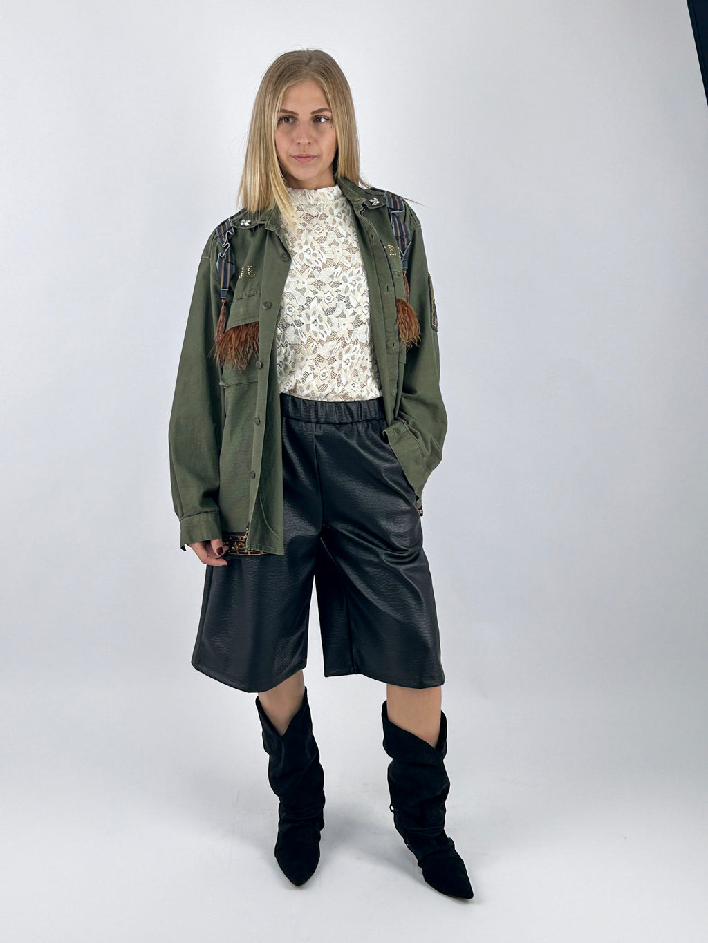 Bermuda donna in ecopelle con gamba ampia e vita elasticizzata - vista outfit
