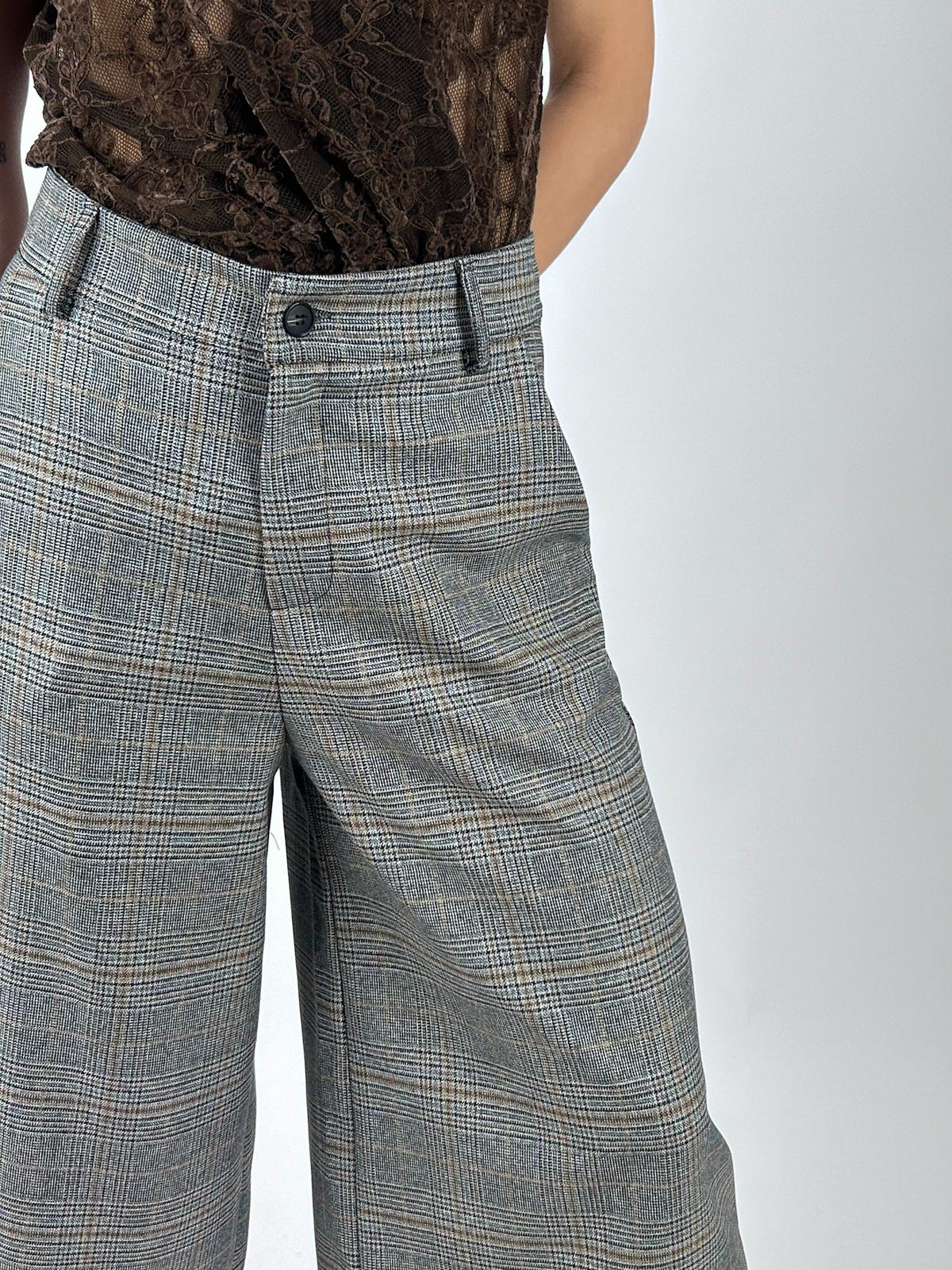 Bermuda Galles grigio beige, dettaglio vita e pinces
