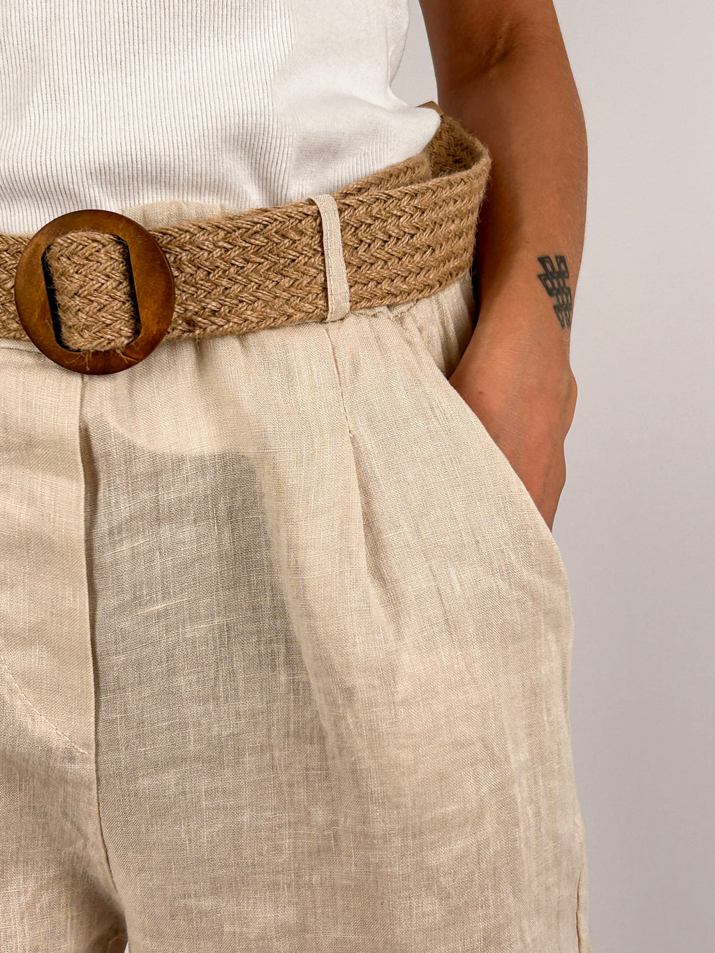 Bermuda donna in lino con cintura coordinata e vita elasticizzata - vista dettaglio beige
