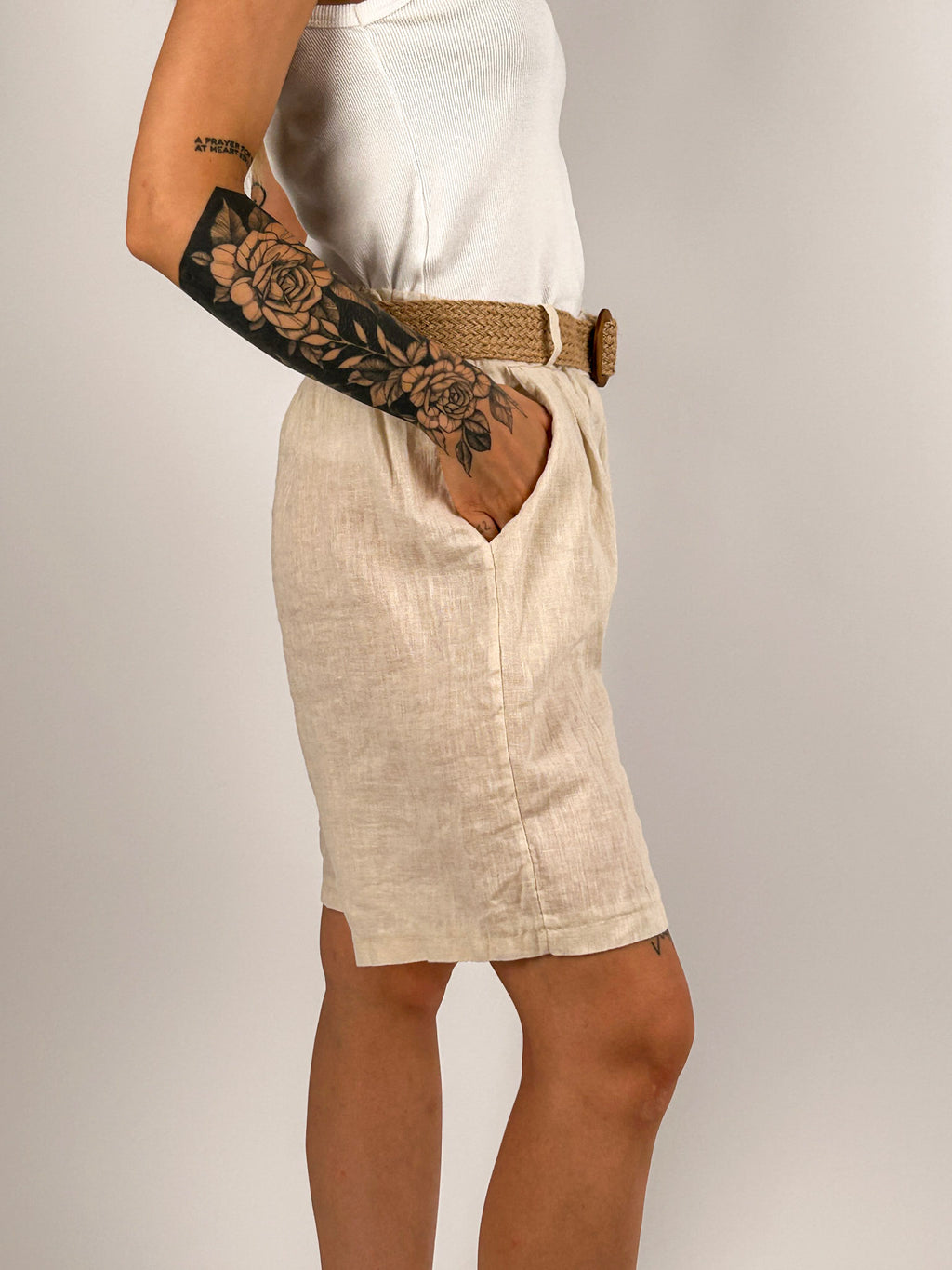 Bermuda donna in lino con cintura coordinata e vita elasticizzata - vista laterale beige