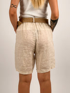 Bermuda donna in lino con cintura coordinata e vita elasticizzata - vista retro beige