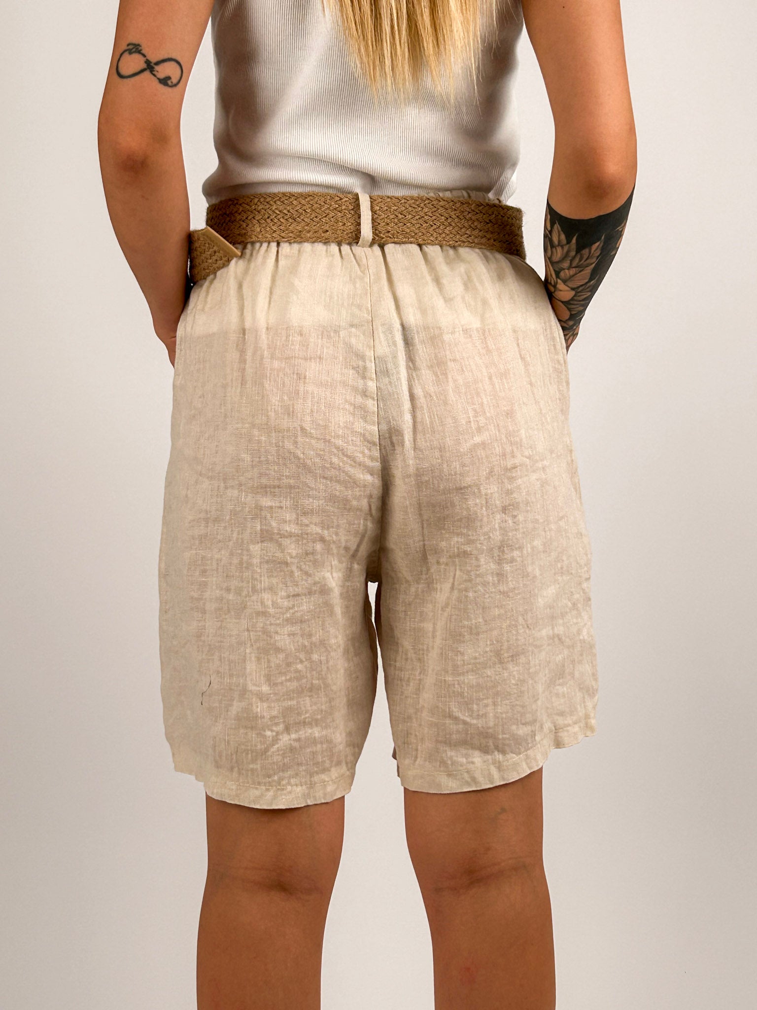 Bermuda donna in lino con cintura coordinata e vita elasticizzata - vista retro beige