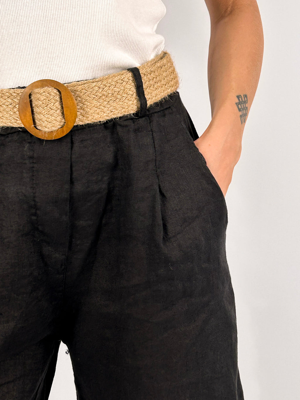 Bermuda donna in lino con cintura coordinata e vita elasticizzata - vista dettaglio nero