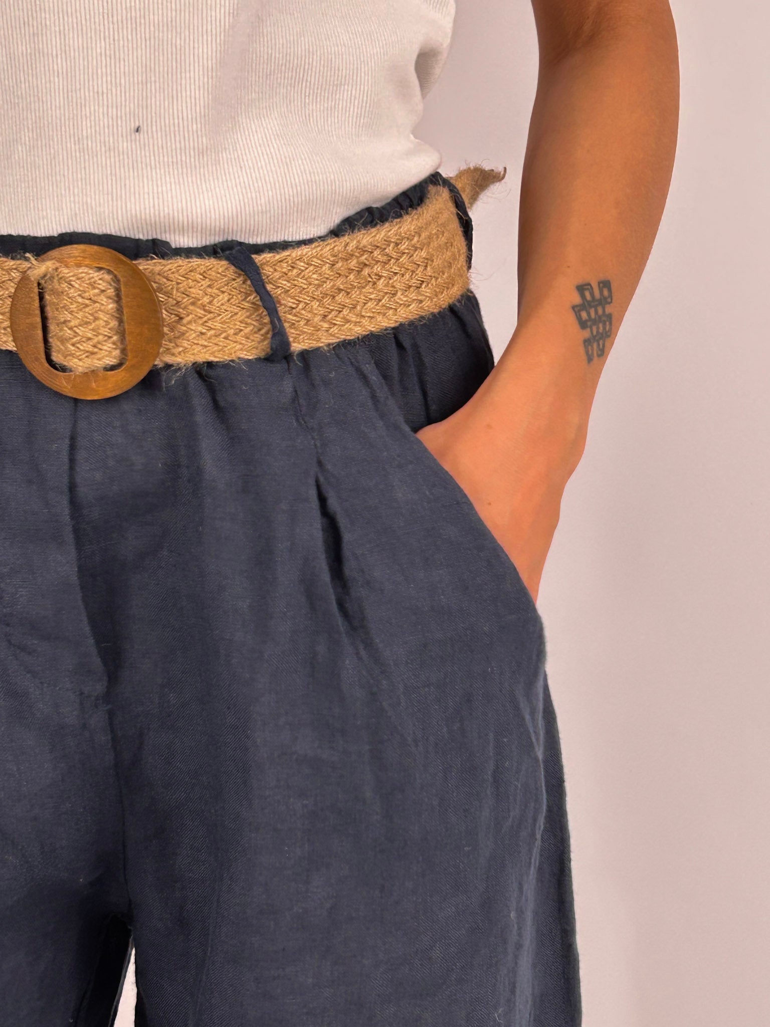 Bermuda donna in lino con cintura coordinata e vita elasticizzata - vista dettaglio blu