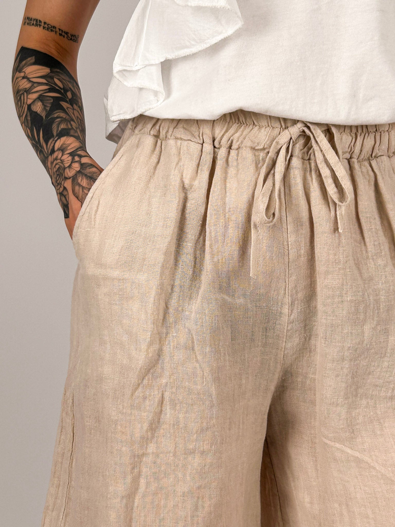 Bermuda donna beige con vita elasticizzata regolabile - vista dettaglio