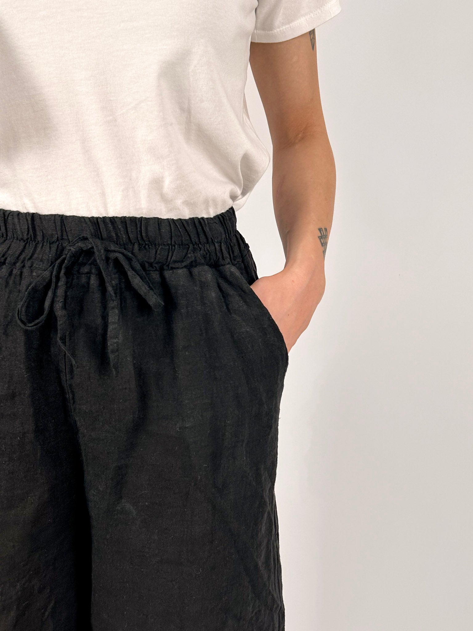 Bermuda donna nero con vita elasticizzata regolabile - vista dettaglio