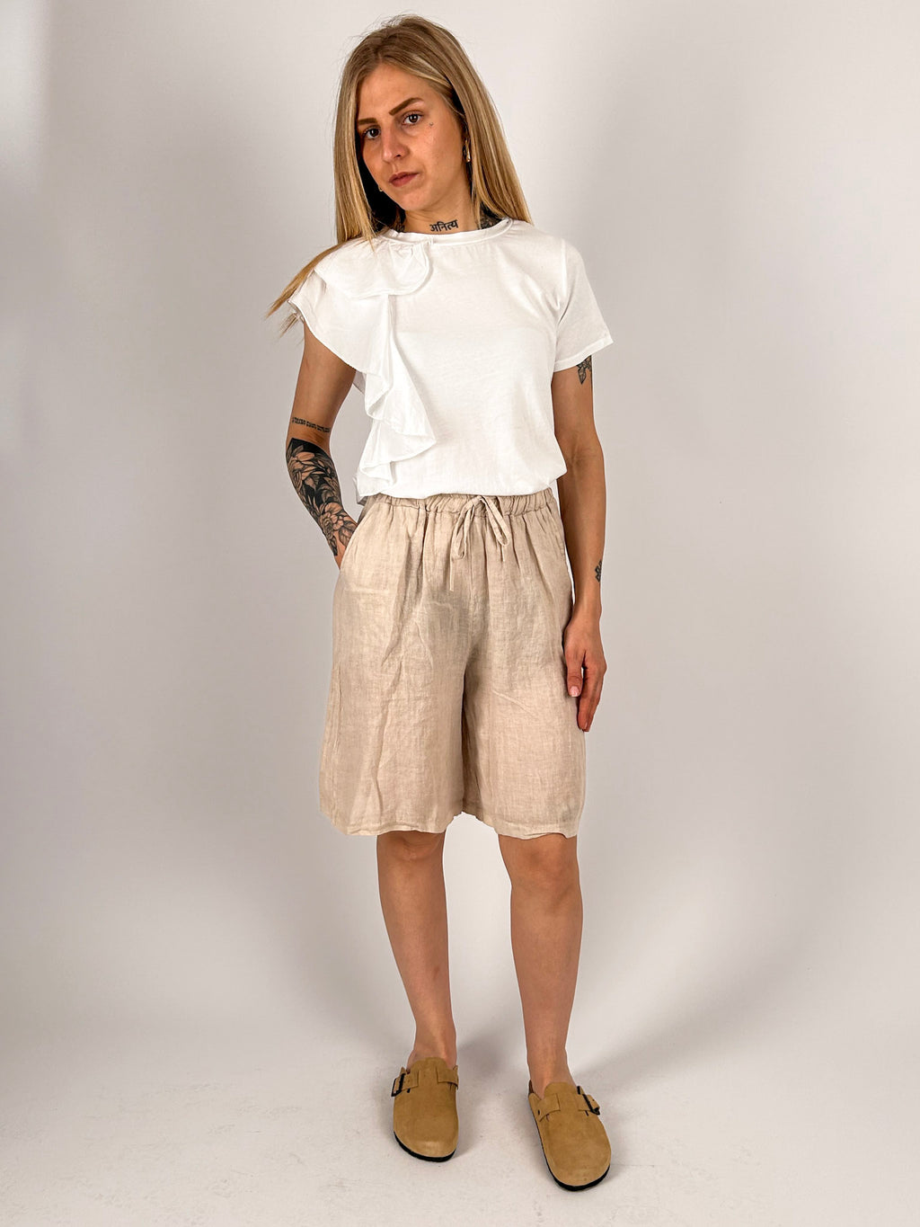 Bermuda donna beige con vita elasticizzata regolabile - vista frontale