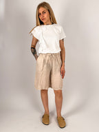Bermuda donna beige con vita elasticizzata regolabile - vista frontale