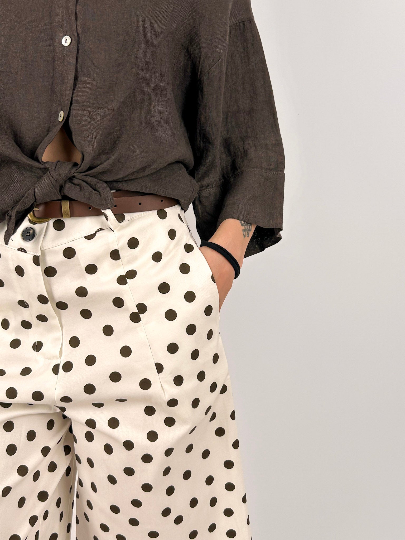Bermuda donna fantasia pois con cintura coordinata e tasche laterali - vista dettaglio