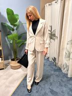 look completo giacca e pantalone gessato donna