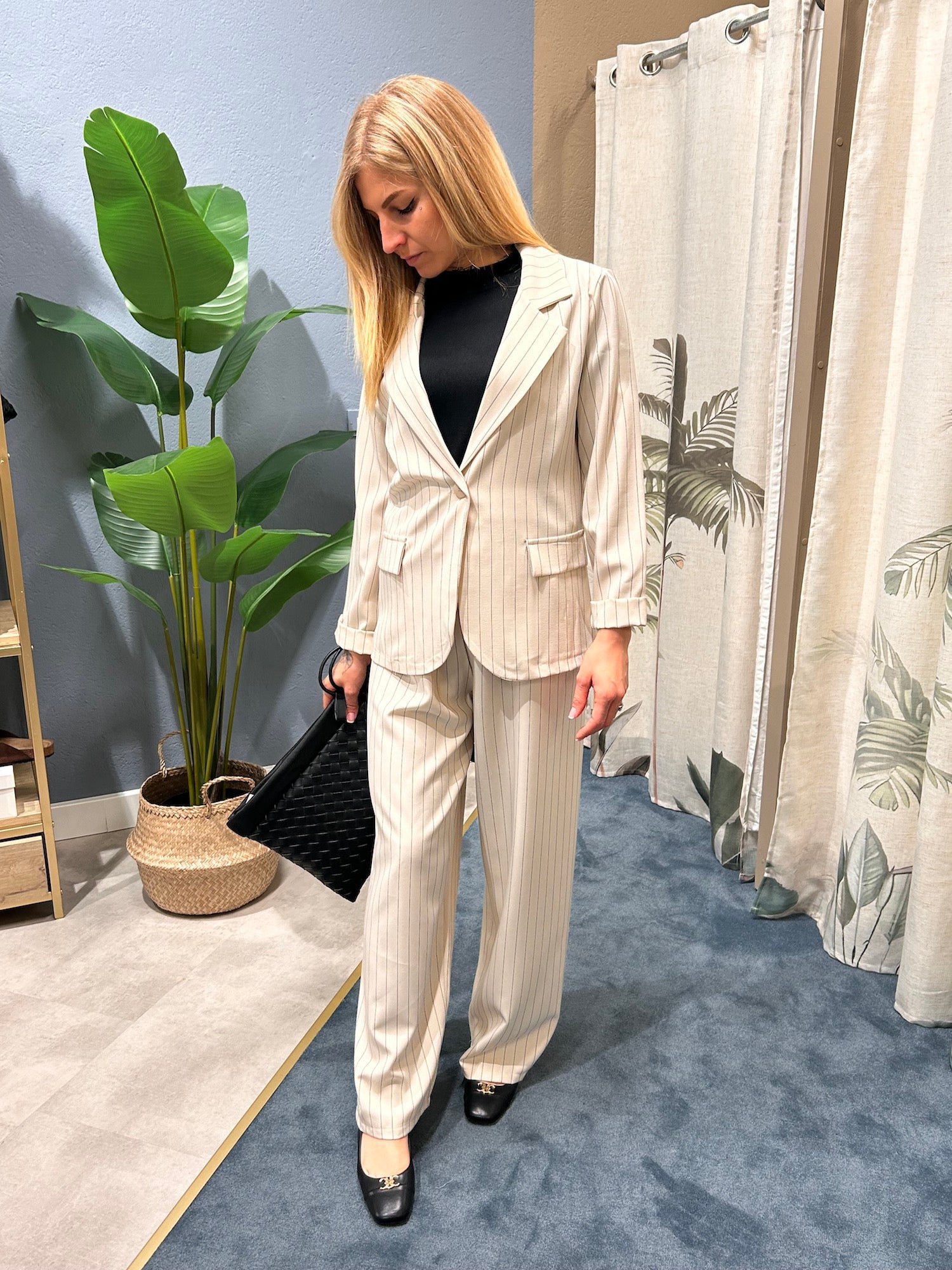 look completo giacca e pantalone gessato donna