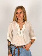 Blusa donna in cotone panna  con scollo a V decorato e manica a risvolto - vista frontale