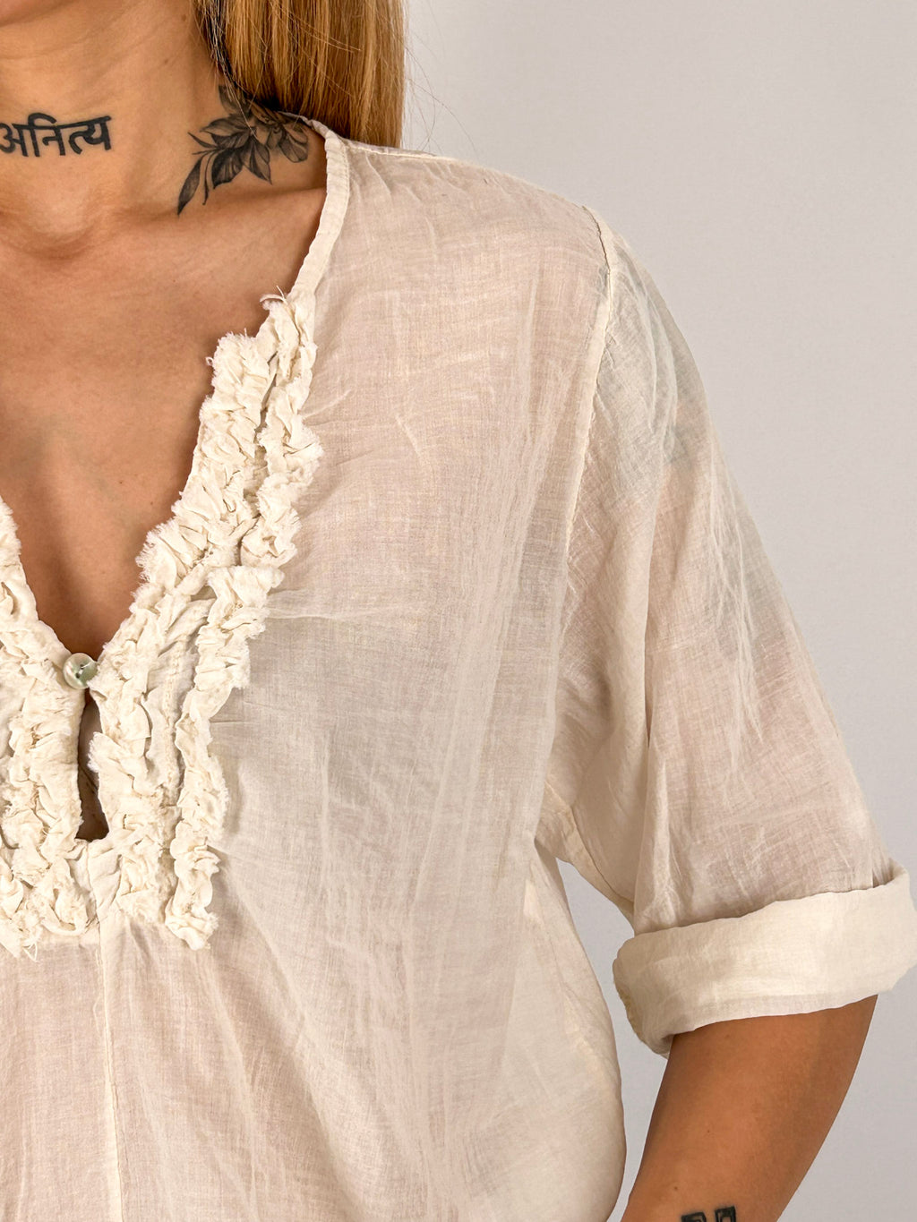 Blusa donna in cotone panna  con scollo a V decorato e manica a risvolto - vista dettaglio