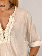 Blusa donna in cotone panna  con scollo a V decorato e manica a risvolto - vista dettaglio