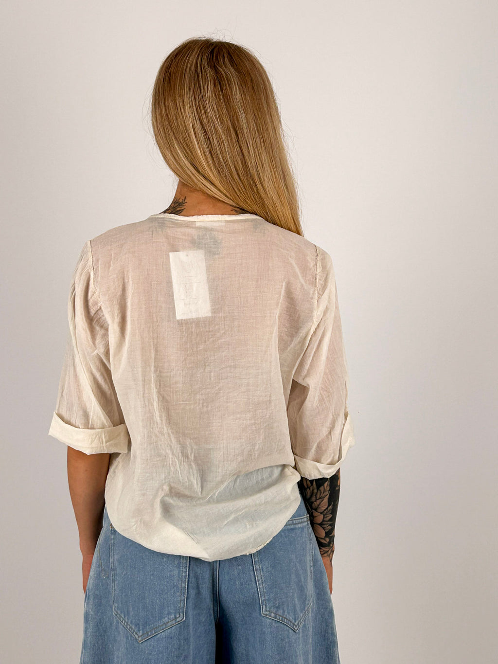 Blusa donna in cotone panna  con scollo a V decorato e manica a risvolto - vista retro