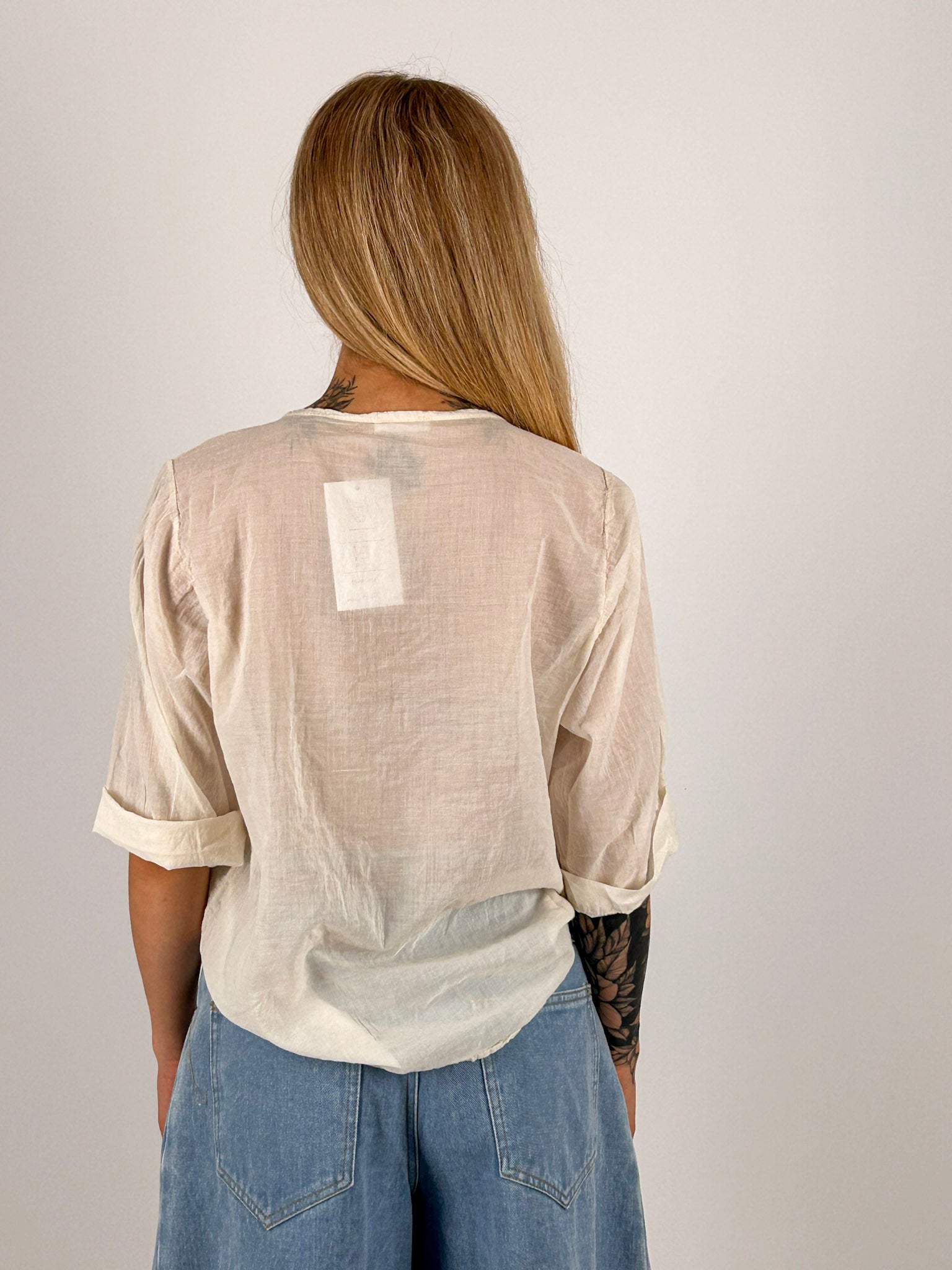 Blusa donna in cotone panna  con scollo a V decorato e manica a risvolto - vista retro
