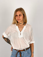Blusa donna in cotone bianco  con scollo a V decorato e manica a risvolto - vista frontale