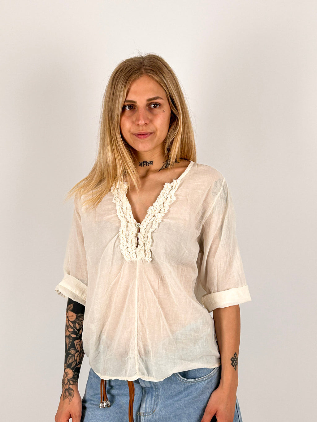 Blusa donna in cotone panna  con scollo a V decorato e manica a risvolto - vista intera