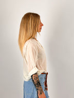 Blusa donna in cotone panna  con scollo a V decorato e manica a risvolto - vista laterale