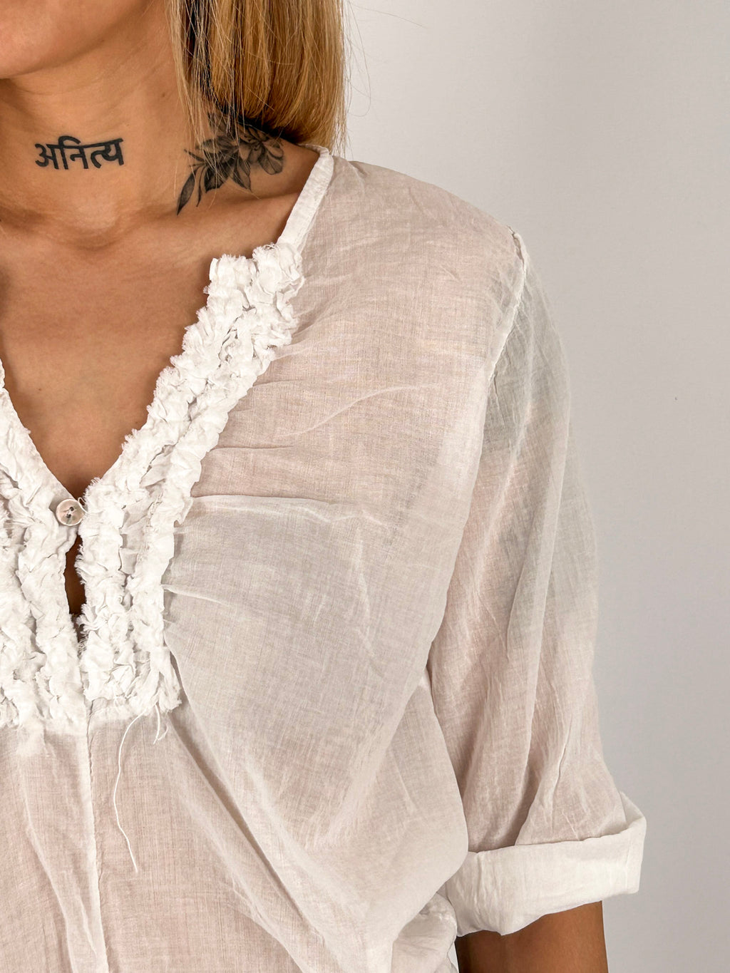 Blusa donna in cotone bianco  con scollo a V decorato e manica a risvolto - vista dettaglio
