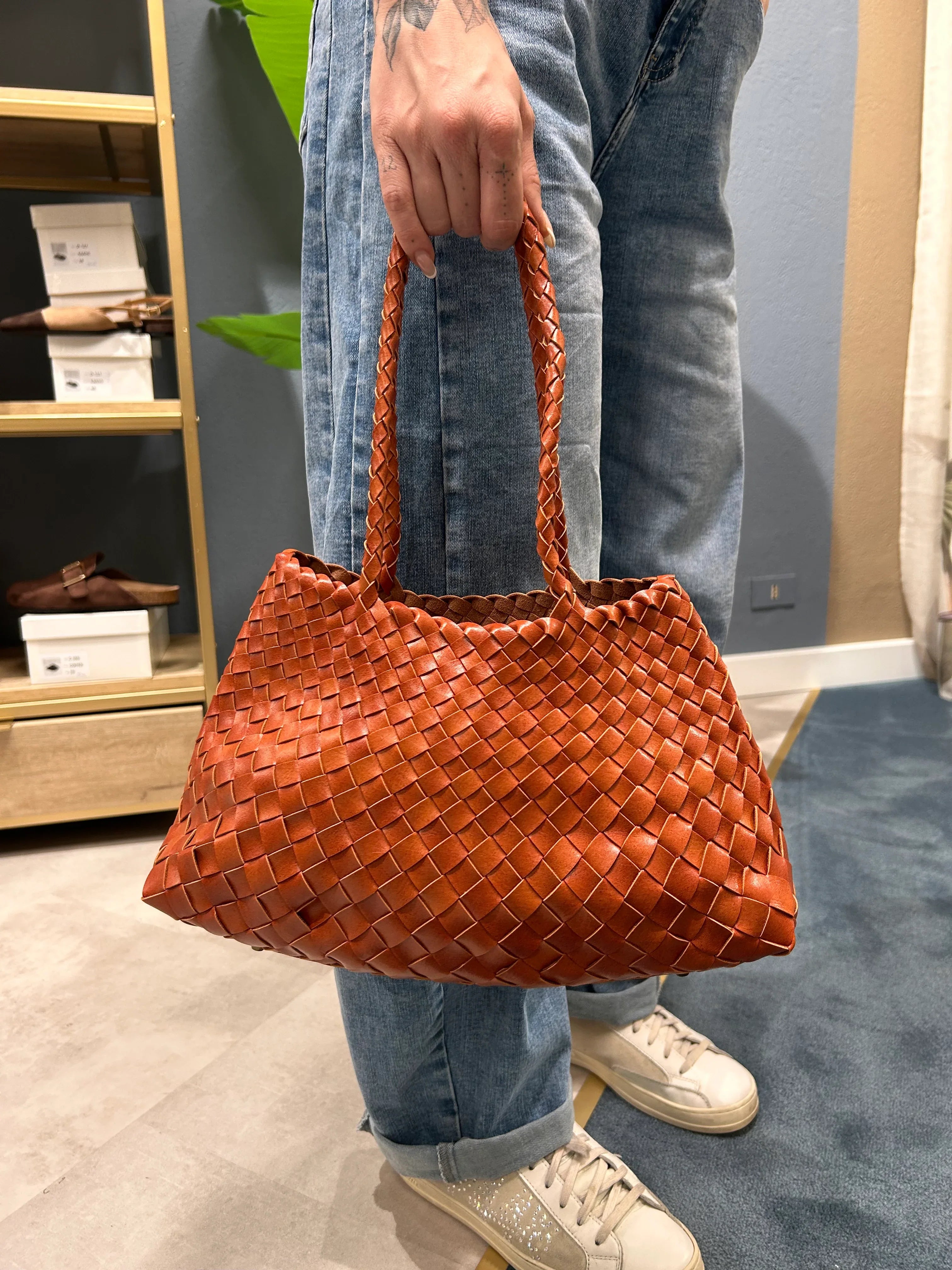 borsa donna con lavorazione intrecciata, stile artigianale elegante
