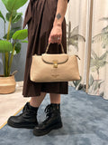 borsa rigida elegante donna vista frontale