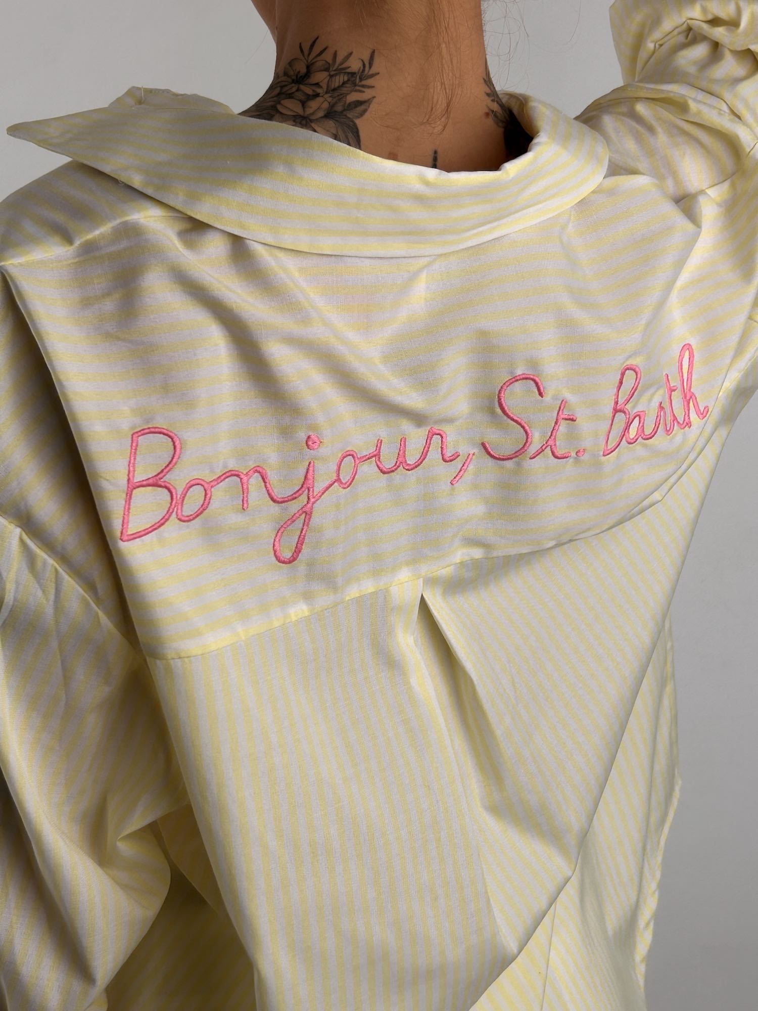  Camicia a righe Bonjour St. Barth giallo  – camicia donna estiva con stampa righe, stile resort chic.dettaglio scritta