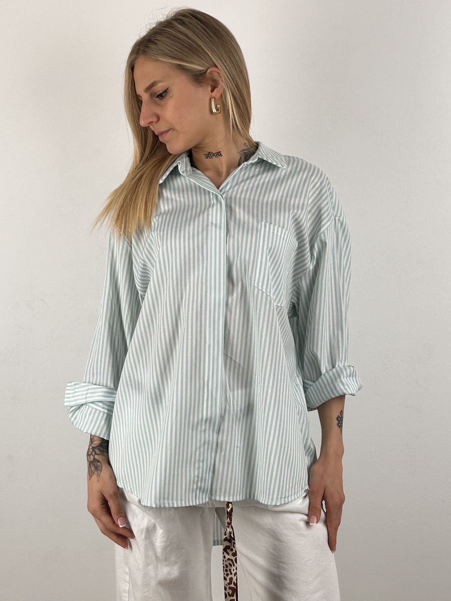  Camicia a righe Bonjour St. Barth – camicia donna estiva con stampa righe, stile resort chic.dettaglio scritta Verde acqua 