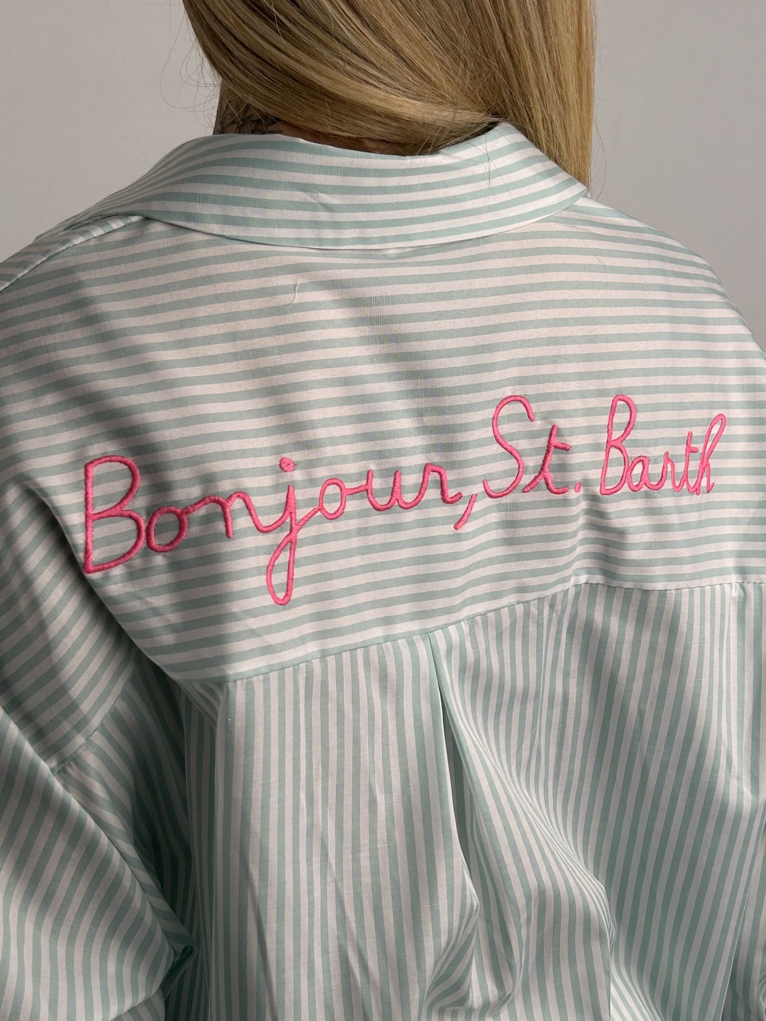  Camicia a righe Bonjour St. Barth – camicia donna estiva con stampa righe, stile resort chic.dettaglio scritta