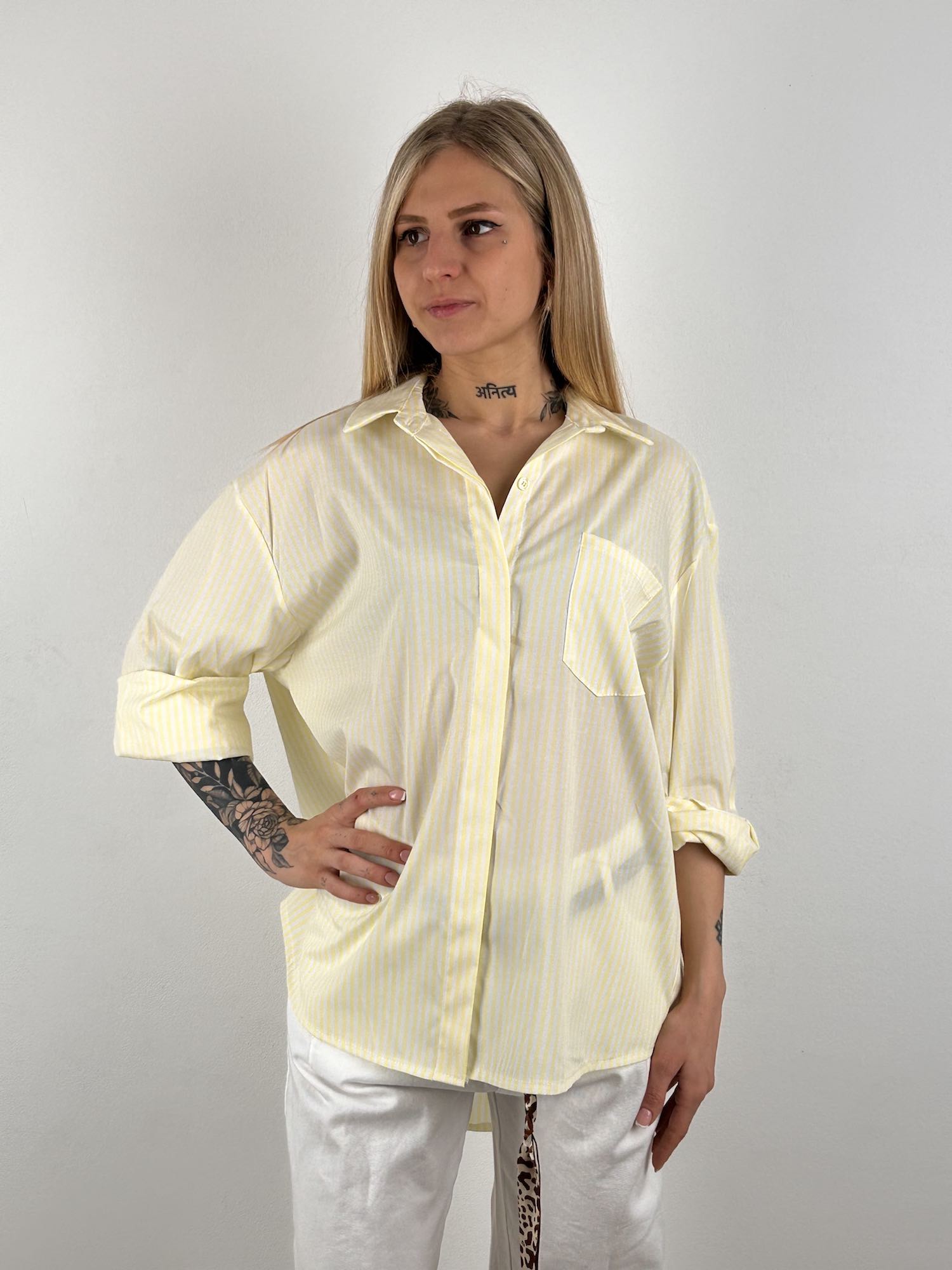  Camicia a righe Bonjour St. Barth giallo  – camicia donna estiva con stampa righe, stile resort chic.dettaglio scritta