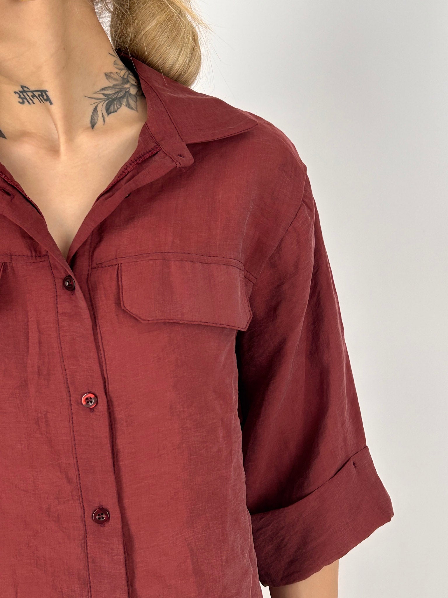 Camicia donna bordo in lyocell con taschini frontali e maniche risvoltate - dettaglio collo