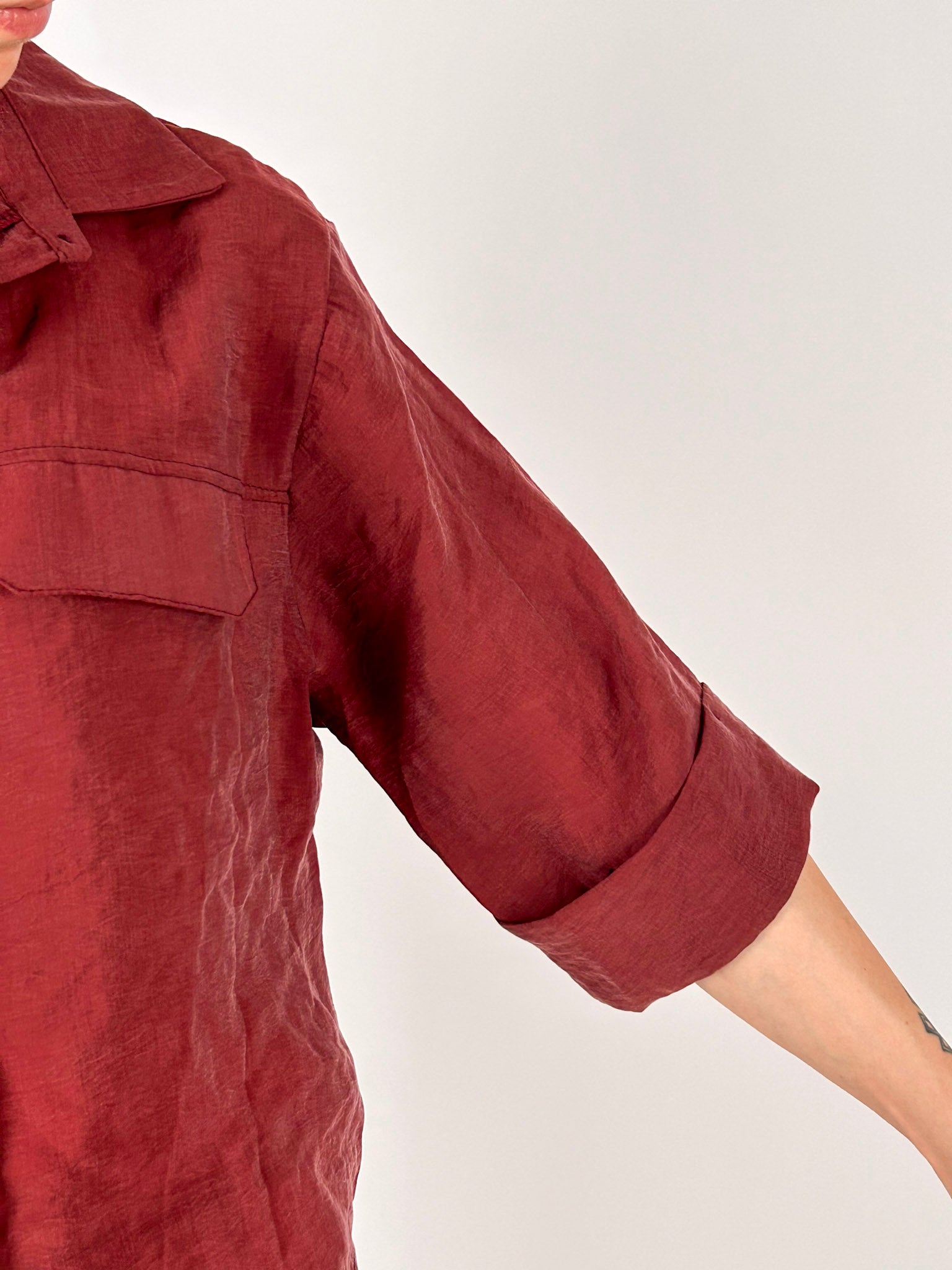 Camicia donna bordo in lyocell con taschini frontali e maniche risvoltate - dettaglio manica