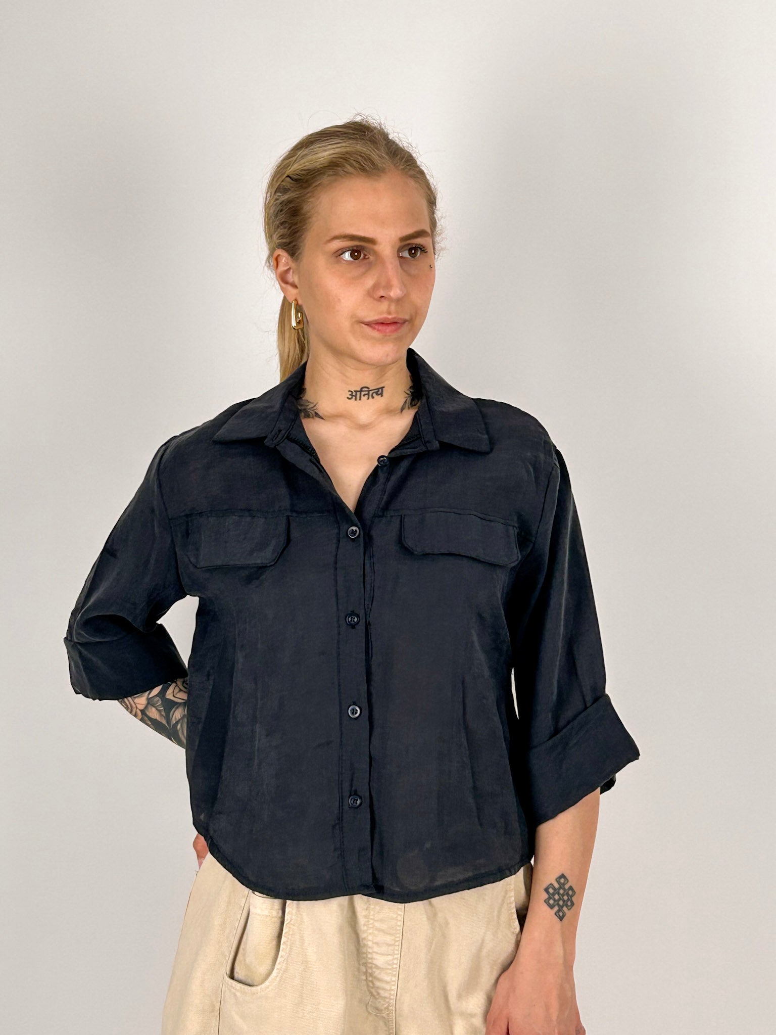Camicia donna nero in lyocell con taschini frontali e maniche risvoltate - vista frontale