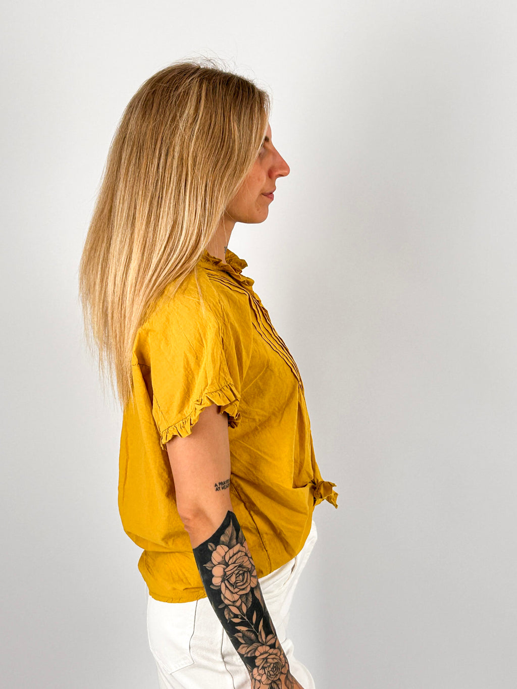 Camicia donna in cotone con plissé frontale e manica corta arricciata - vista laterale