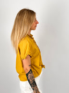 Camicia donna in cotone con plissé frontale e manica corta arricciata - vista laterale