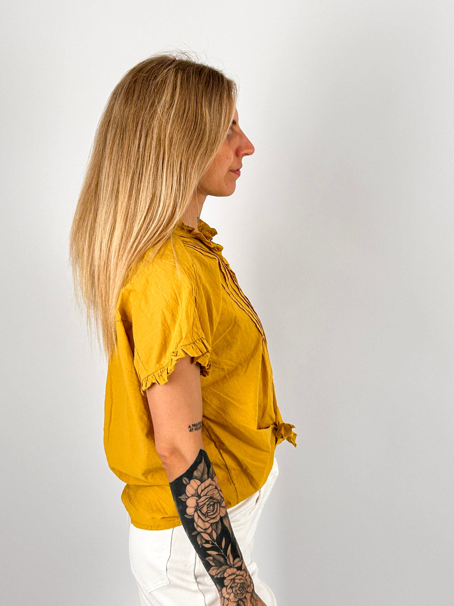 Camicia donna in cotone con plissé frontale e manica corta arricciata - vista laterale