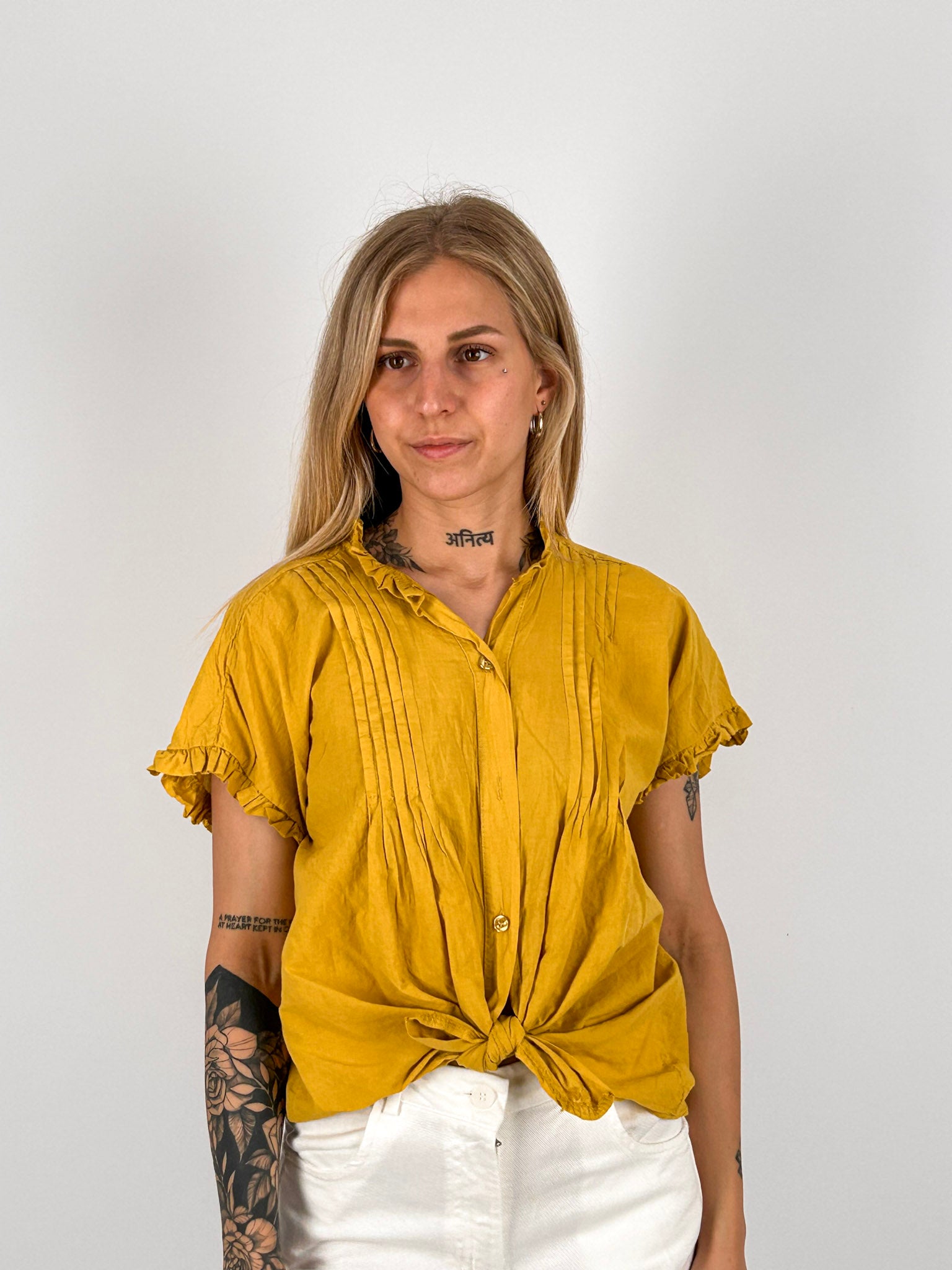 Camicia donna in cotone con plissé frontale e manica corta arricciata - vista frontale