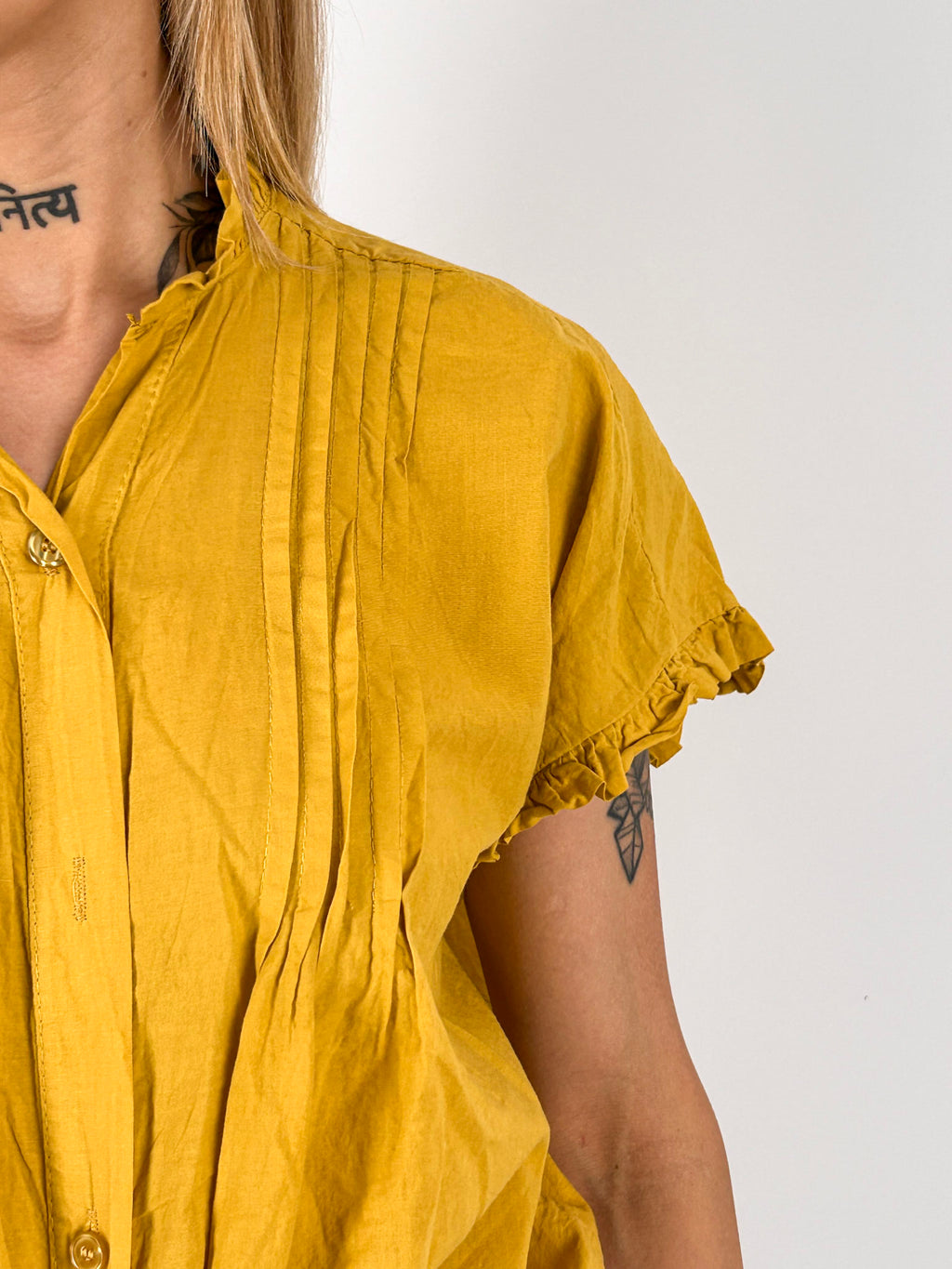 Camicia donna in cotone con plissé frontale e manica corta arricciata - vista dettaglio