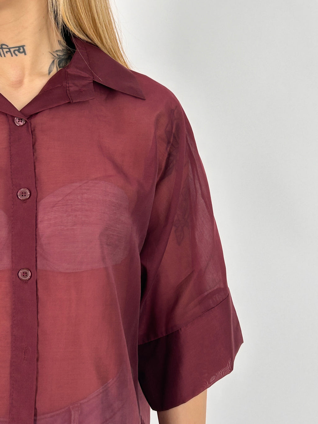 Camicia eva Bordo da donna leggera effetto vedo-non-vedo indossata con jeans chiari - vista dettaglio