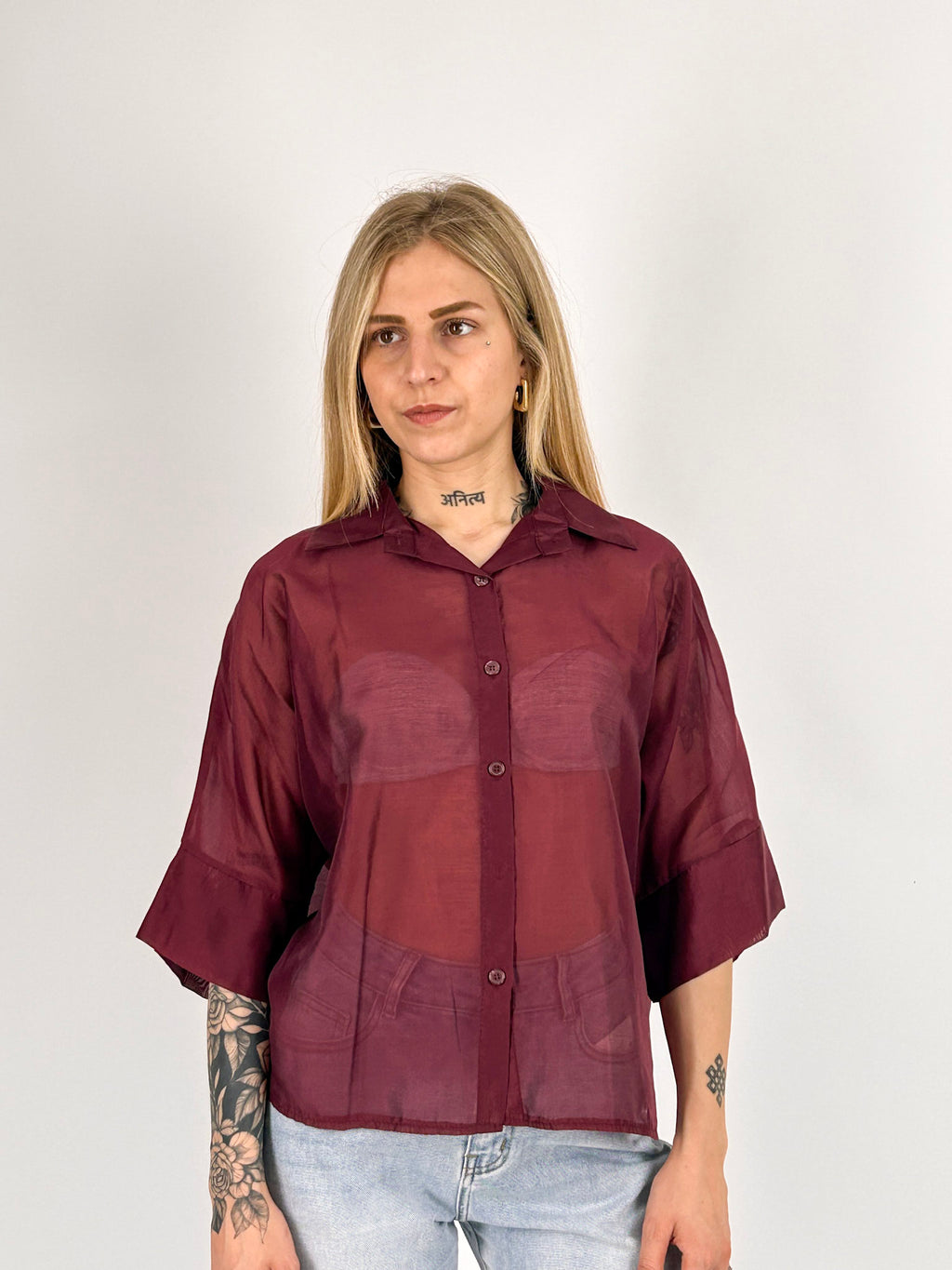 Camicia eva Bordo da donna leggera effetto vedo-non-vedo indossata con jeans chiari - vista frontale