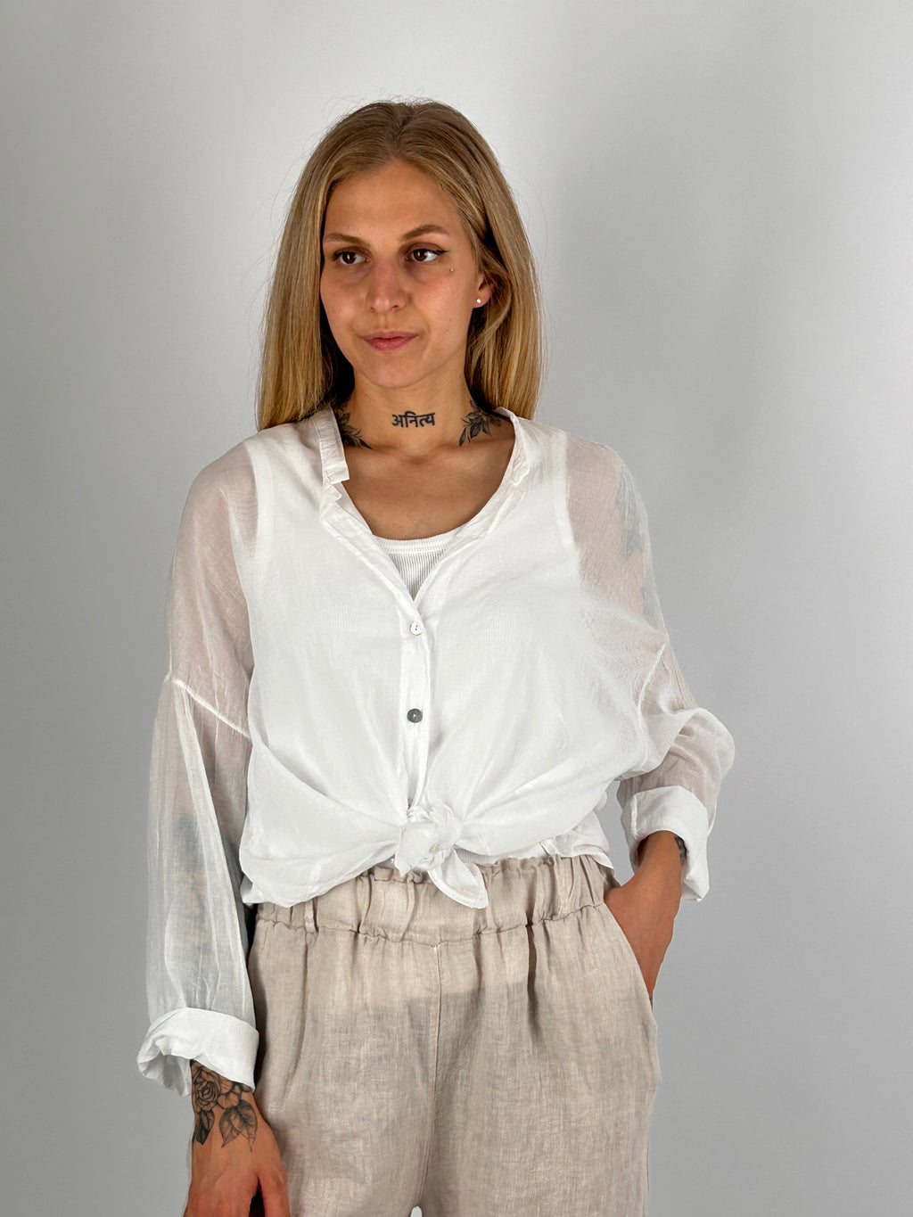 Camicia Aurora da donna con spalla scesa e linea morbida - vista frontale bianco