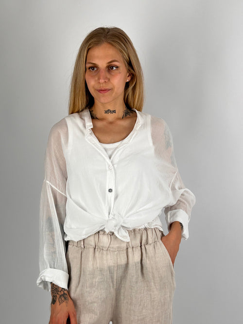 Camicia Aurora da donna con spalla scesa e linea morbida - vista frontale bianco