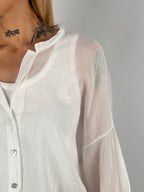 Camicia Aurora da donna con spalla scesa e linea morbida - vista dettaglio bianco