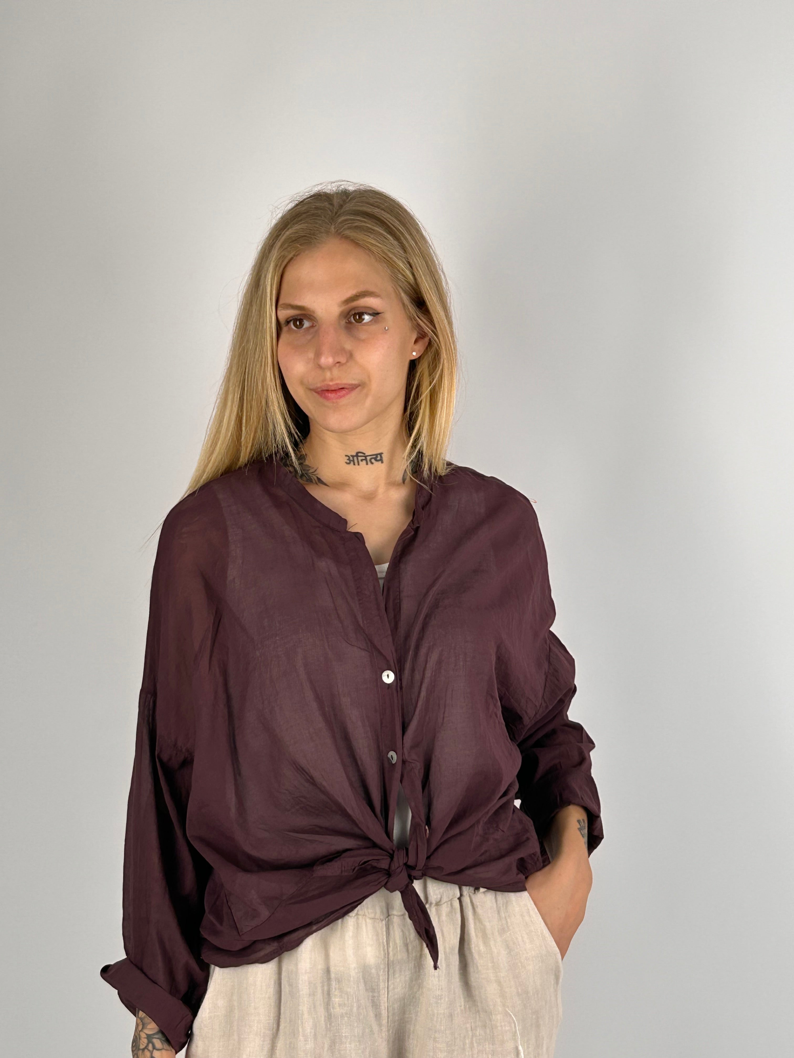 Camicia Aurora da donna con spalla scesa e linea morbida - vista frontale bordo
