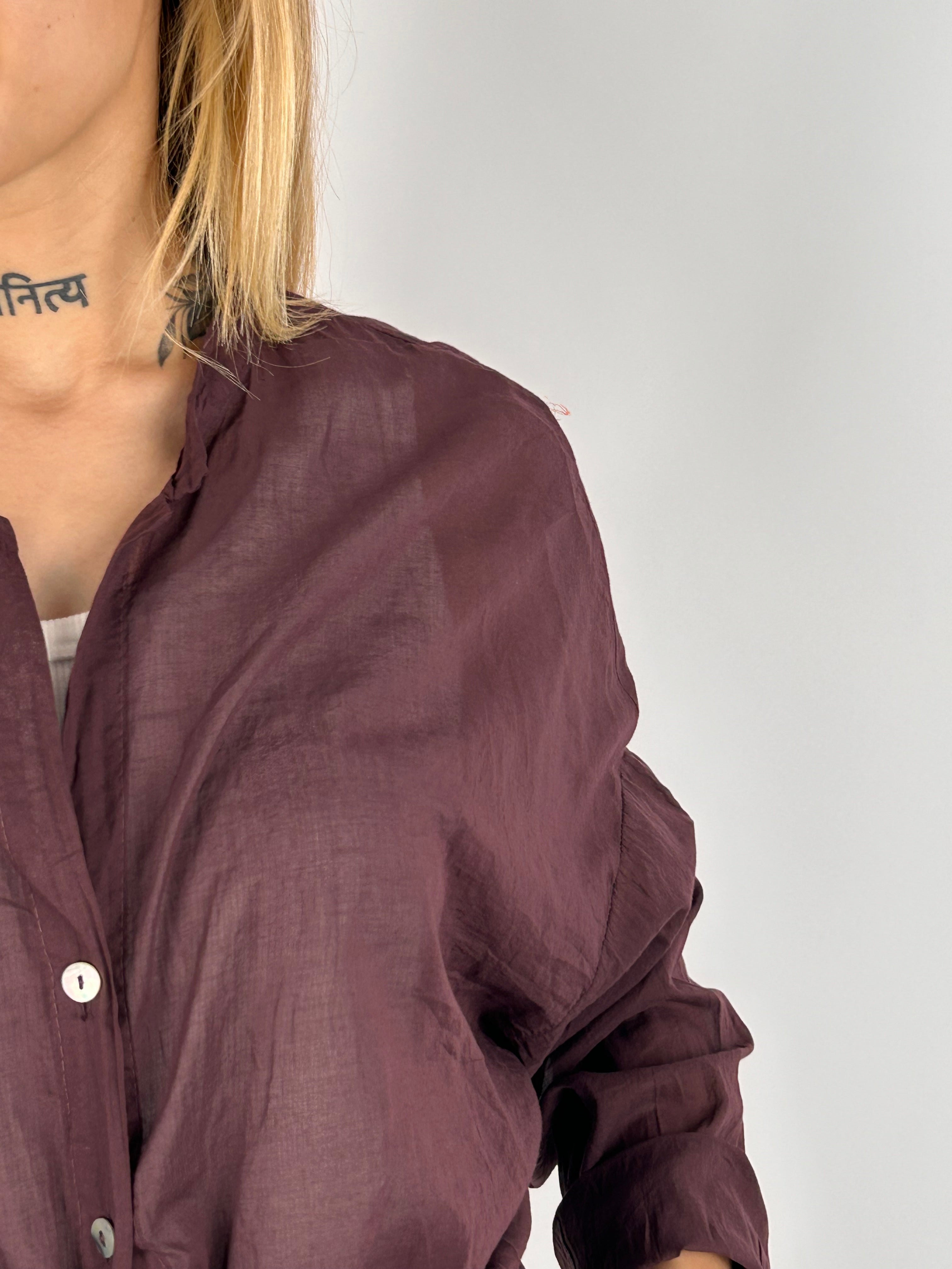 Camicia Aurora da donna con spalla scesa e linea morbida - vista dettaglio bordo