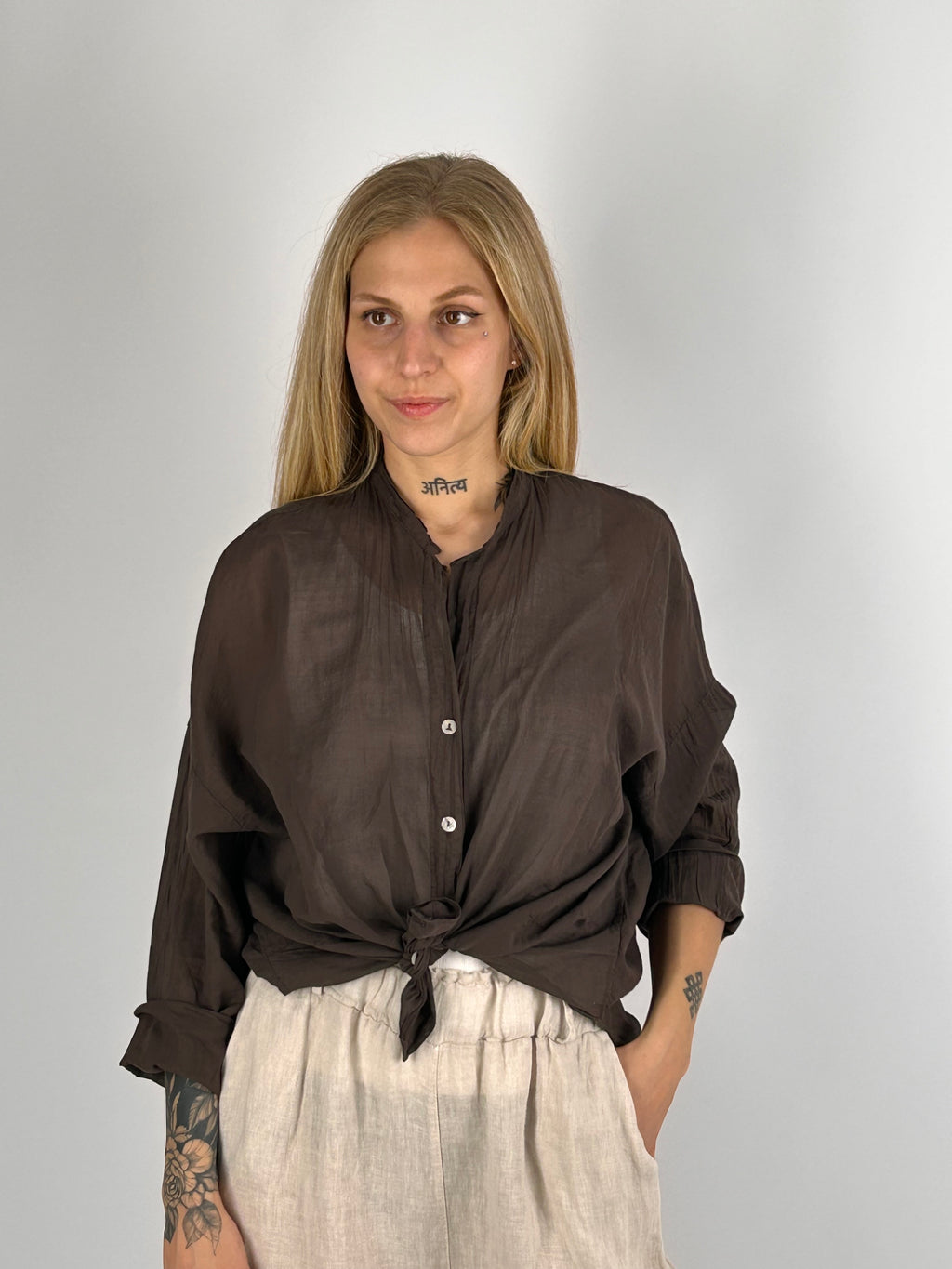 Camicia Aurora da donna con spalla scesa e linea morbida - vista frontale marrone