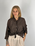 Camicia Aurora da donna con spalla scesa e linea morbida - vista frontale marrone