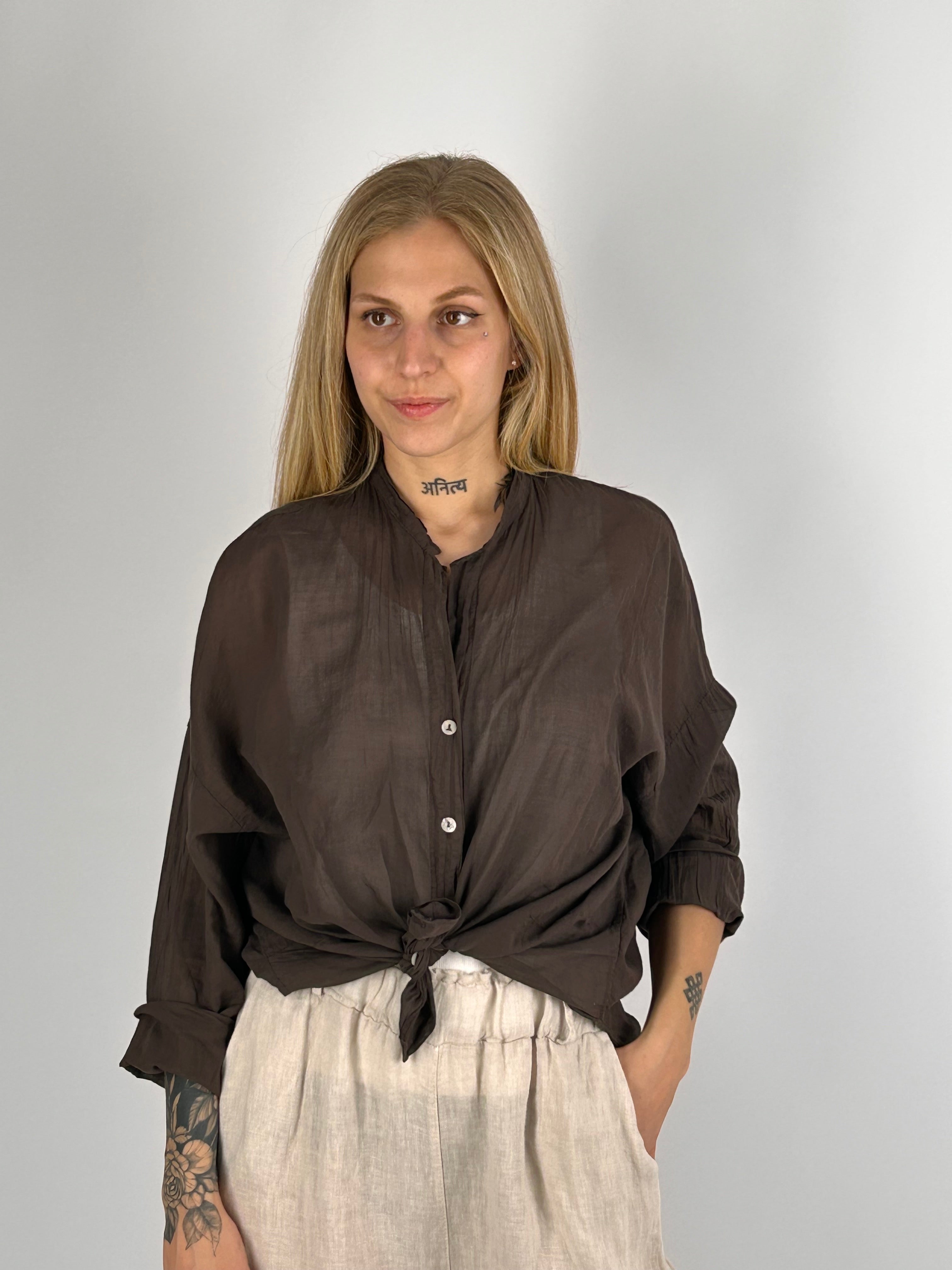 Camicia Aurora da donna con spalla scesa e linea morbida - vista frontale marrone